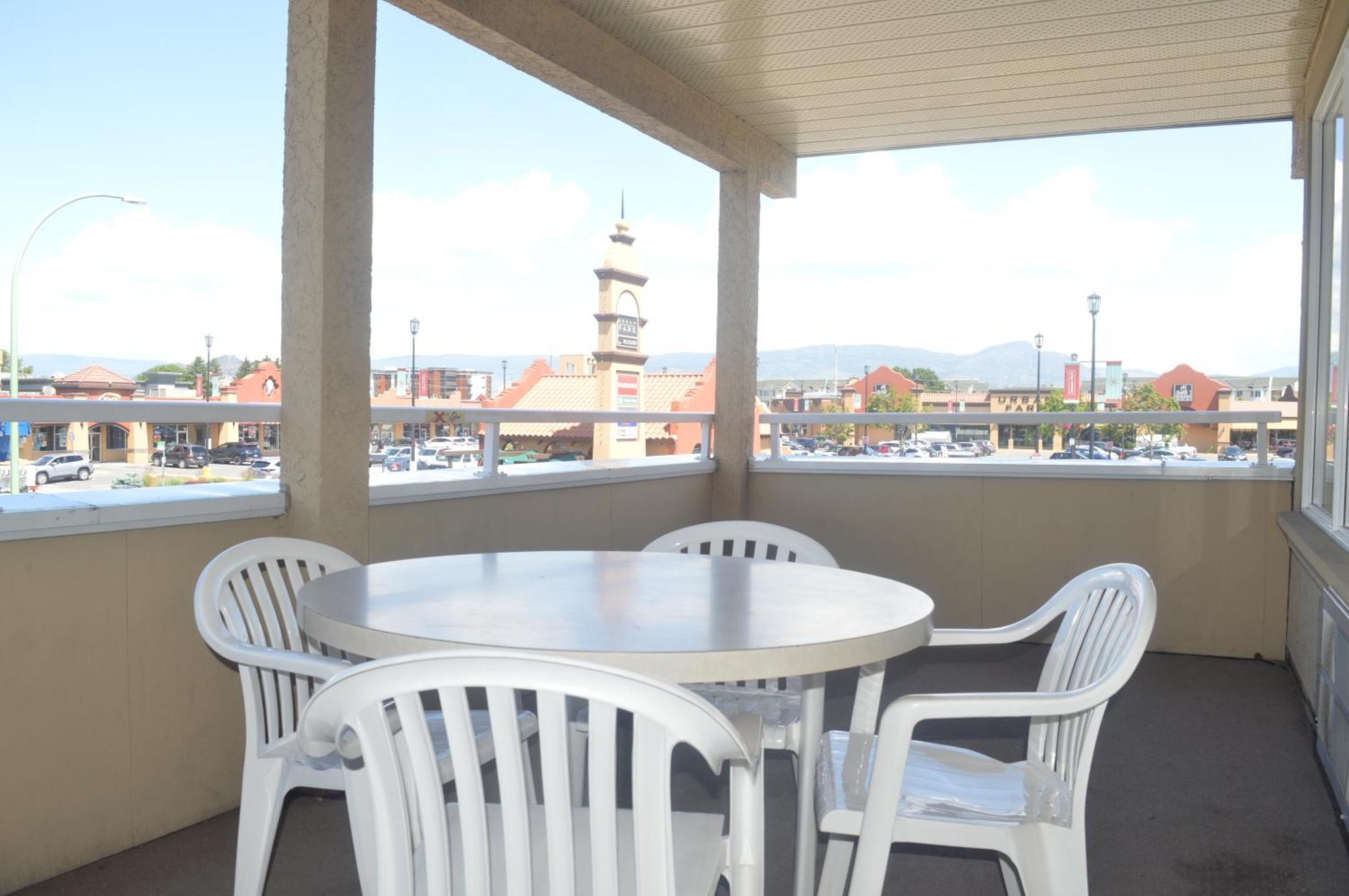 Siesta Suites Kelowna Zewnętrze zdjęcie