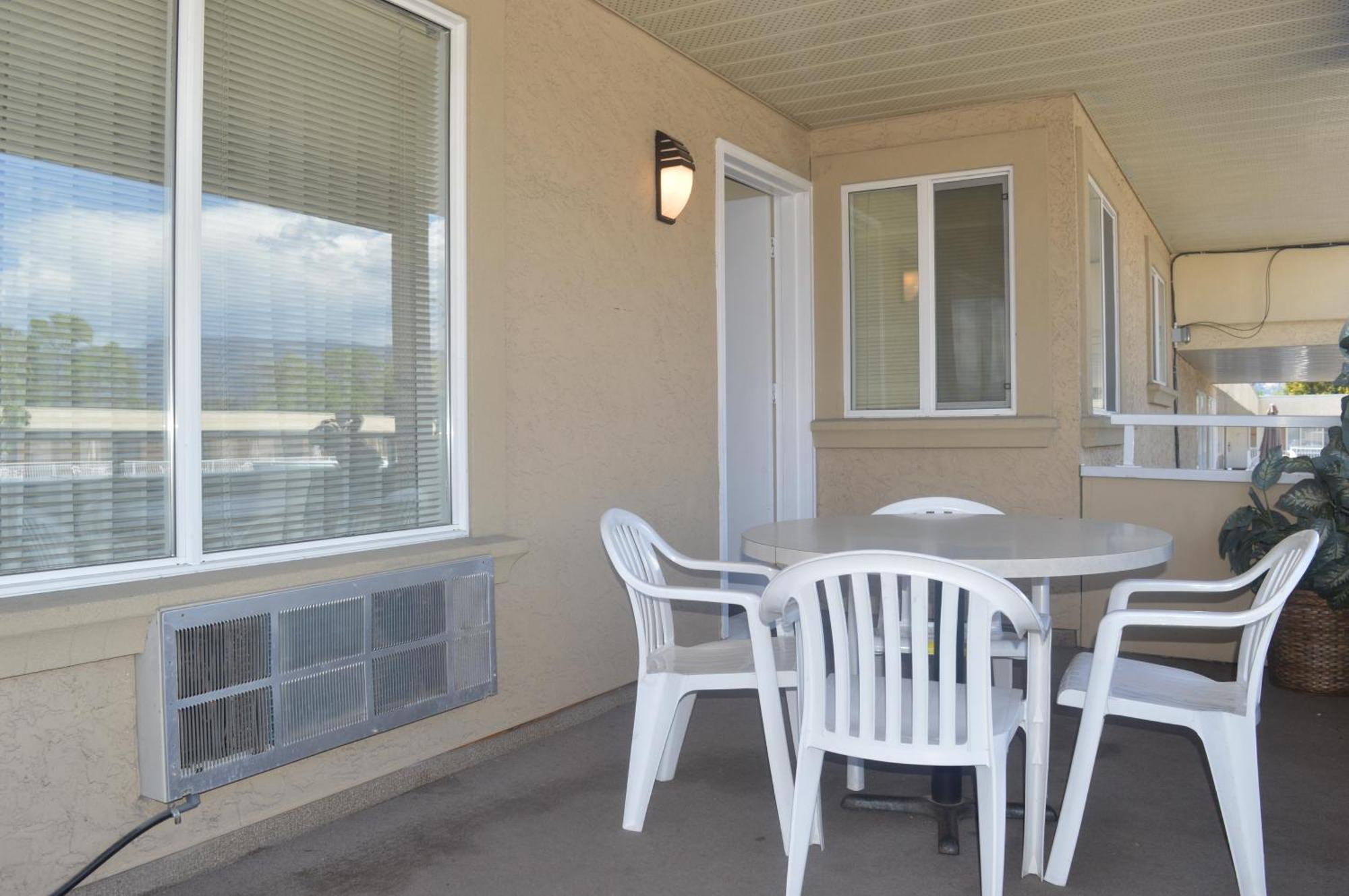 Siesta Suites Kelowna Zewnętrze zdjęcie