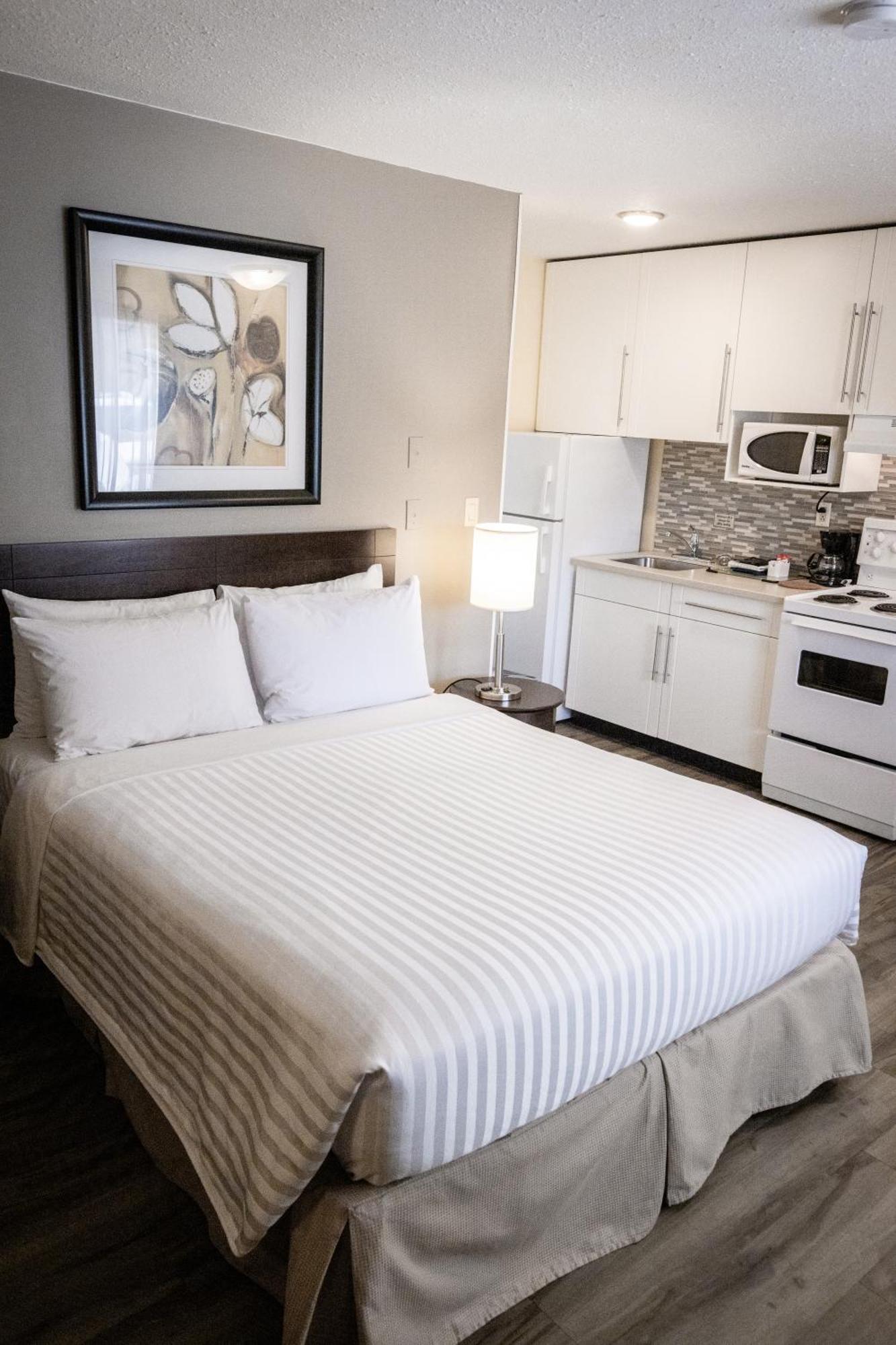Siesta Suites Kelowna Zewnętrze zdjęcie